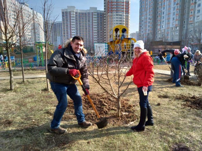 Жители Кузнечиков продолжают благоустраивать территорию возле своих МКД