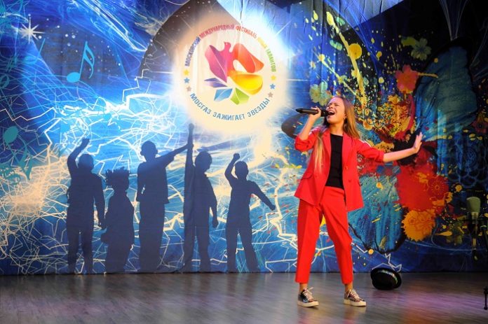 Художники и вокалисты: начался прием заявок на участие в международном фестивале юных талантов Мосгаза