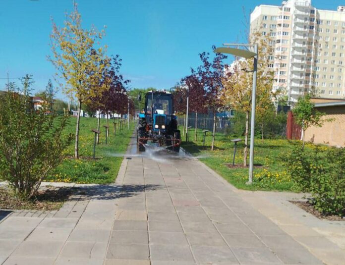 Сотрудники коммунальных служб Подольска продолжают наводить порядок на общественных территориях и автомобильных дорогах муниципалитета