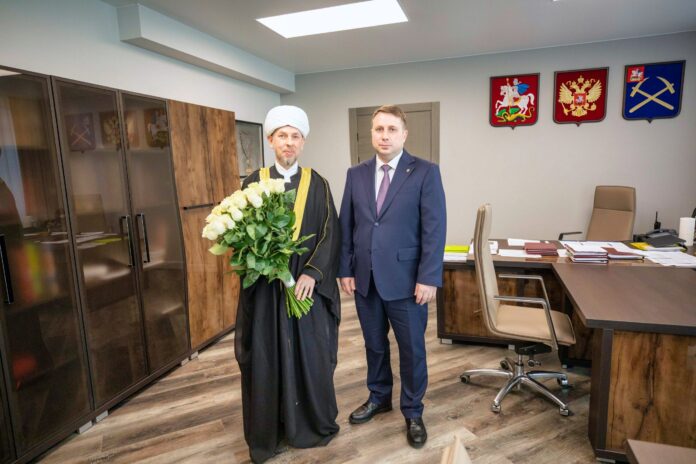 Секретарь местного отделения партии «Единая Россия» Дмитрий Жариков поздравил мусульман с Ураза-байрамом