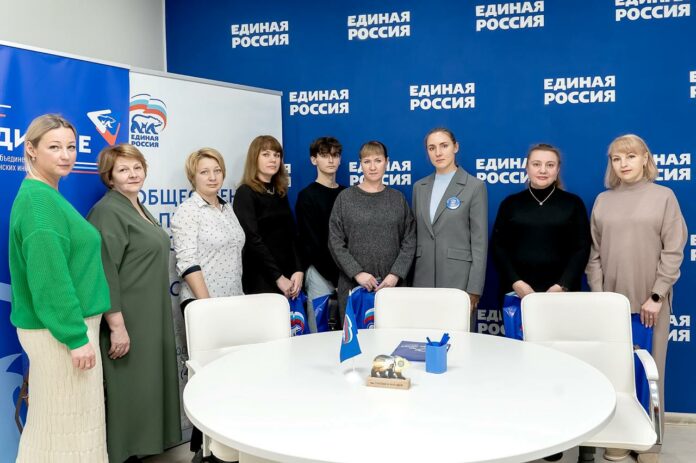 Восемь сторонников партии получили долгожданные партбилеты!