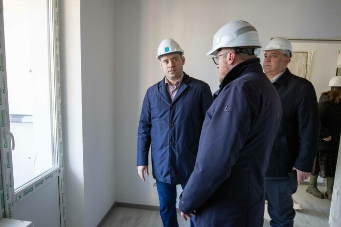 Секретарь местного отделения партии «Единая Россия» проверил ход работ по возведению жилого дома на...