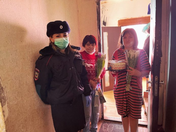 Полицейские Подольска присоединились к акции «8 Марта — в каждый дом»