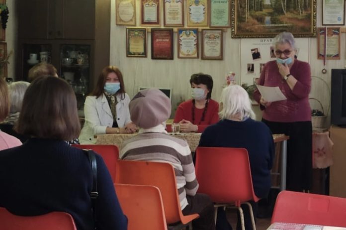 О важности вакцинации от коронвируса рассказали подольчанам старшего возраста