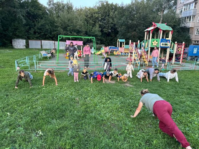 Активисты «Единой России» в Подольске присоединились ко Всероссийской соседской зарядке во дворах многоквартирных домов