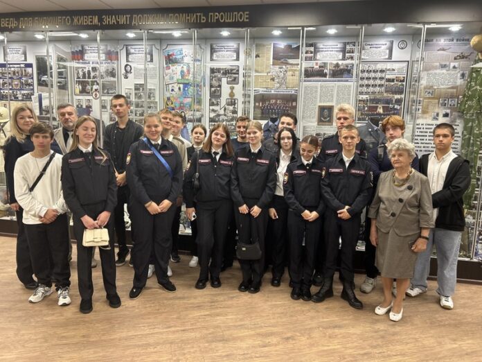 В Подольске сотрудники полиции организовали экскурсию в музей Управления для студентов местного колледжа