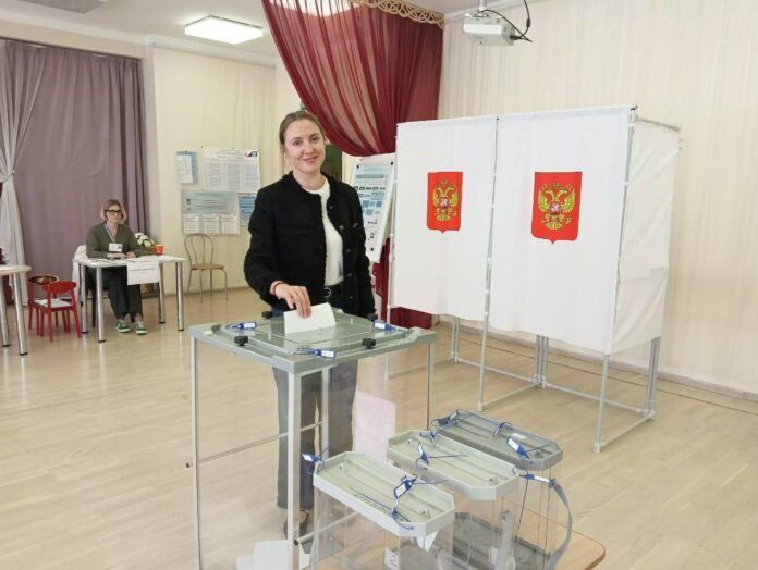 Исполнительный секретарь местного отделения партии «Единая Россия» Ольга Шашкова приняла участие в голосовании