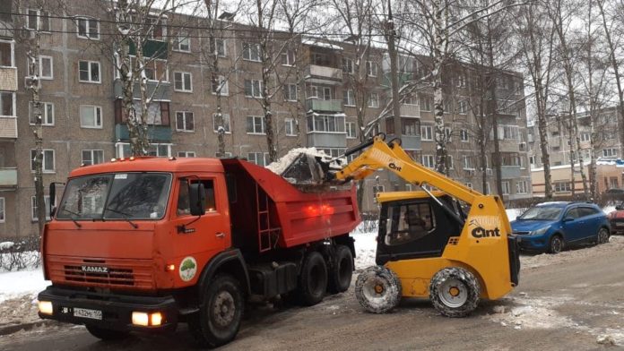В Городском округе Подольск продолжается работа по вывозу снега