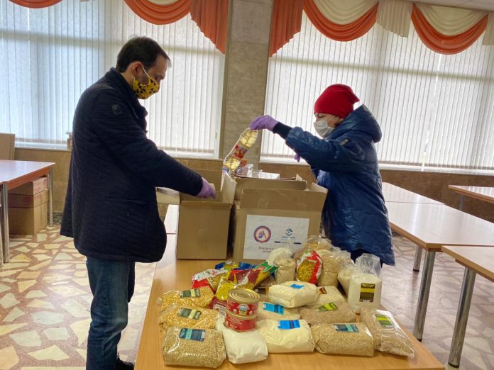 Добровольцы Волонтерского центра посетили семьи медиков с подарками