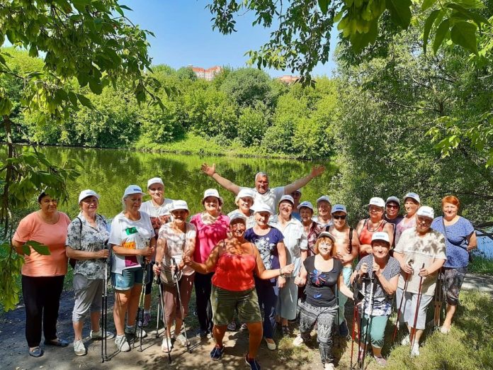 В парке возобновились занятия по скандинавской ходьбе