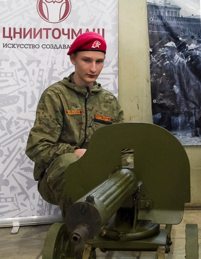 Стрелковое оружие Победы показал подольским школьникам ЦНИИТОЧМАШ