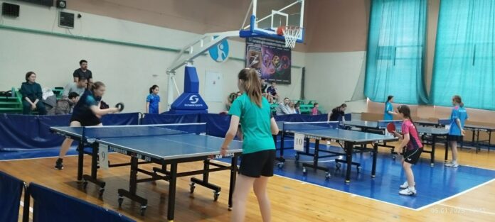 В рождественском турнире по настольному теннису приняли участие 50 школьников