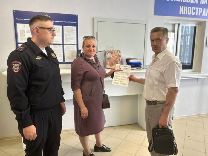 В Подольске полицейские и председатель Общественного совета при УМВД провели акцию «Удобные госуслуги»