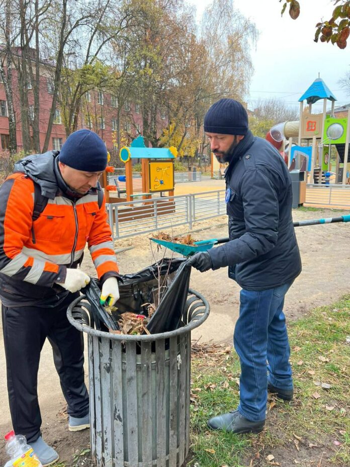 Депутат Совета депутатов Городского округа Подольск организовал внеплановый субботник во дворе дома 1 по...