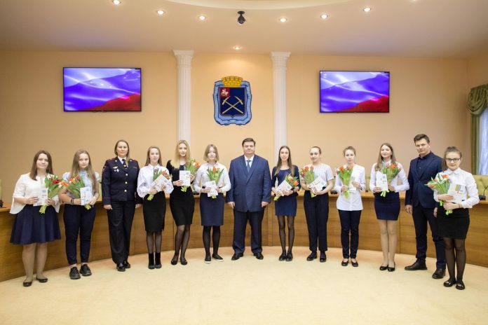 Глава горокруга Подольск вручил паспорта 10 юным подольчанкам