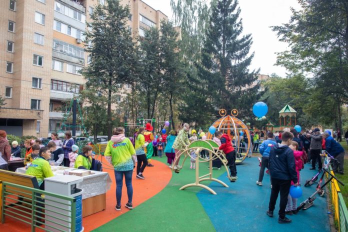 Подольску 240 лет: в микрорайоне Климовск открыли детскую игровую площадку