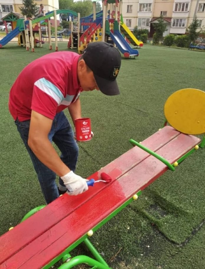 В Подольске устанавливают и ремонтируют детские площадки