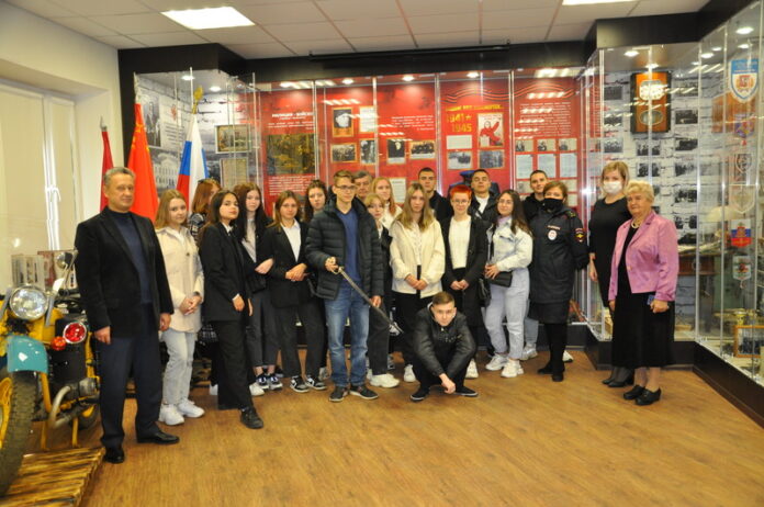 В Подольске полицейские и общественники провели экскурсию в Музее истории для студентов