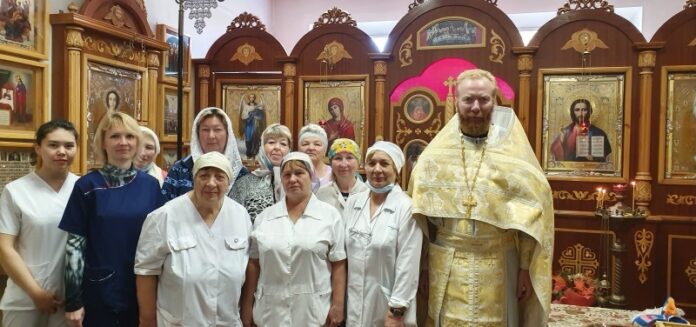 В приписном больничном храме великомученика Пантелеимона состоялась Божественная литургия