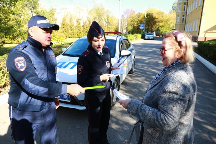 Автоинспекторы поздравили горожан серебряного возраста с Международным днем пожилых людей и напомнили им о...