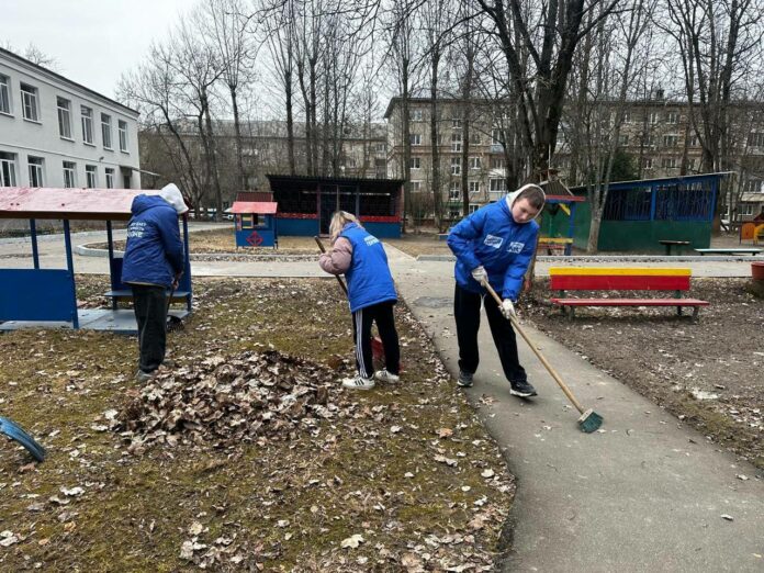 Подольские молодогвардейцы оказали волонтерскую помощь детскому саду № 37 в Международный день добрых дел