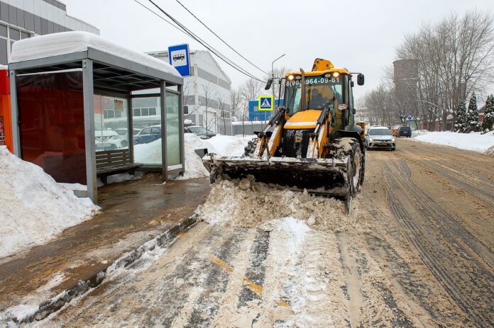 Дорожные и коммунальные службы продолжают работать в усиленном режиме