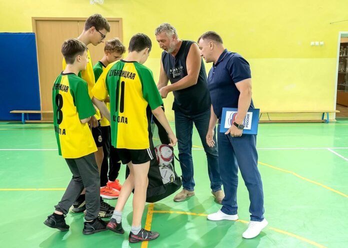 Спортивный инвентарь Дубровицкой школы пополнился футбольными мячами