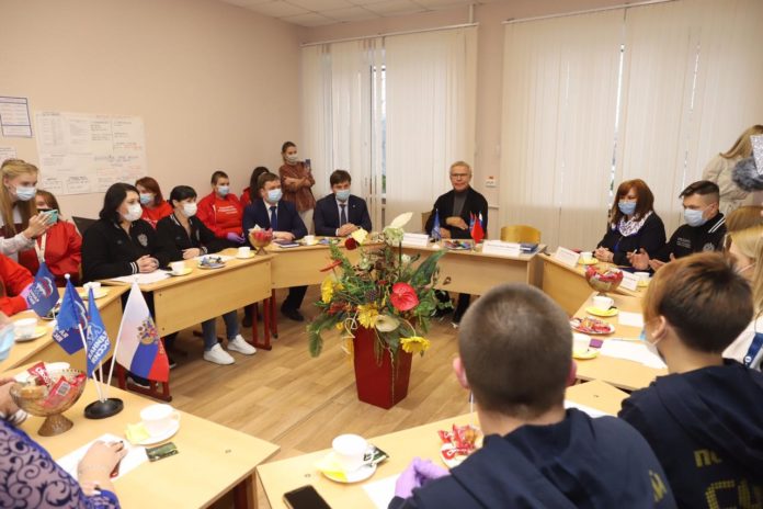 Депутат Государственной Думы Вячеслав Фетисов провел встречу с подольскими волонтерами