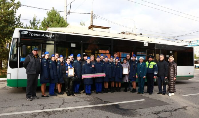 Сотрудники Госавтоинспекции г.о. Подольск поздравили водителей троллейбусов с Днём работников автомобильного и городского транспорта