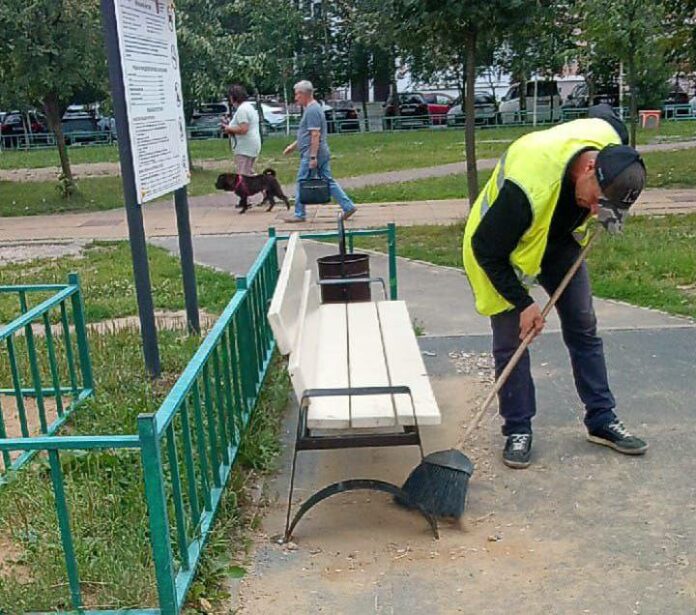 Сотрудники коммунальных служб горокруга Подольск продолжают наводить порядок на общественных территориях и автомобильных дорогах...