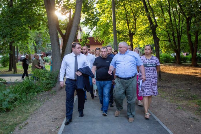 Глава муниципалитета проверил ход благоустройства Южного проезда