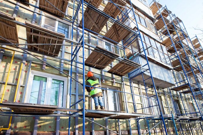 Капитальный ремонт дома № 4 по улице Победы в микрорайоне Климовск продолжается