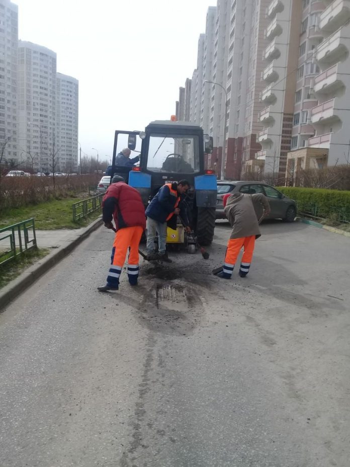 В мкр. Кузнечики ремонтируют дорожное полотно