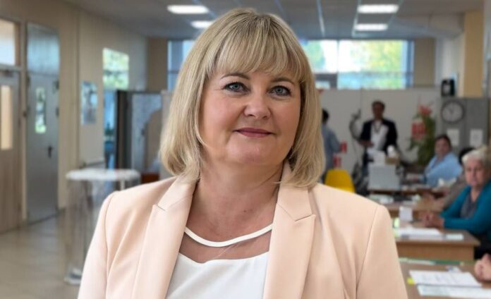 Личный пример: депутаты и кандидаты голосуют на выборах в горсовет