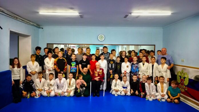 Прошла встреча ветерана Великой Отечественной войны и юных спортсменов клуба «Факел»