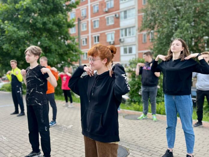 Подольские молодогвардейцы провели утреннюю зарядку для трудовых бригад молодежного центра «Максимум»