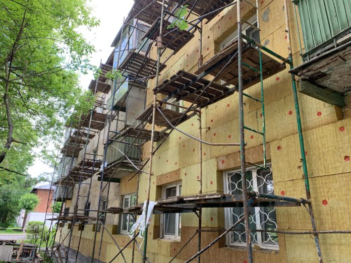 Продолжается ремонт на улице Рощинской