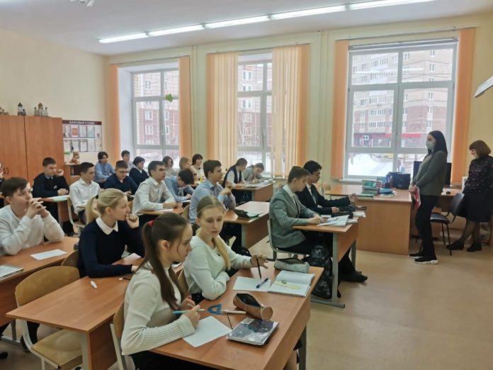 В молодежном центре «Максимум» провели беседу со школьниками об опасности использования гаджетов в условиях...