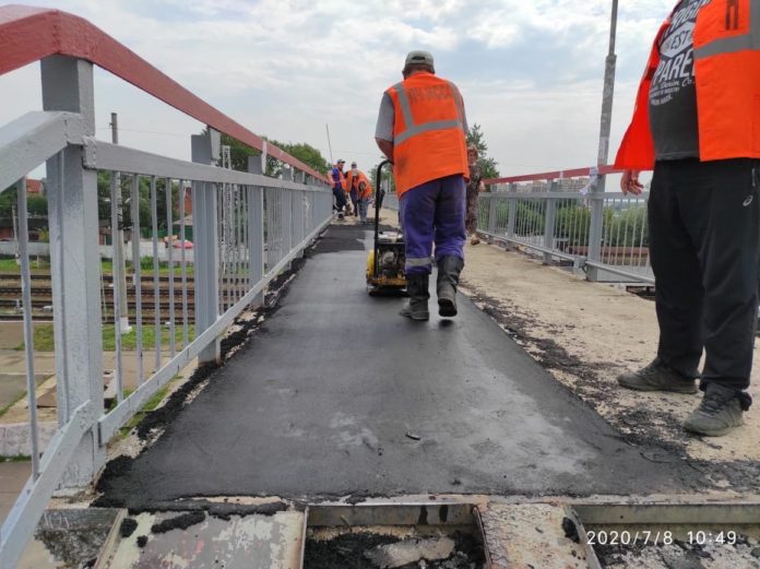 Работы по ремонту асфальтового покрытия проводят на станции Гривно в Климовске