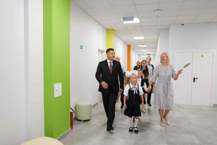 Секретарь подольского отделения партии «Единая Россия» Григорий Артамонов поздравил с открытием школы в ЖК...