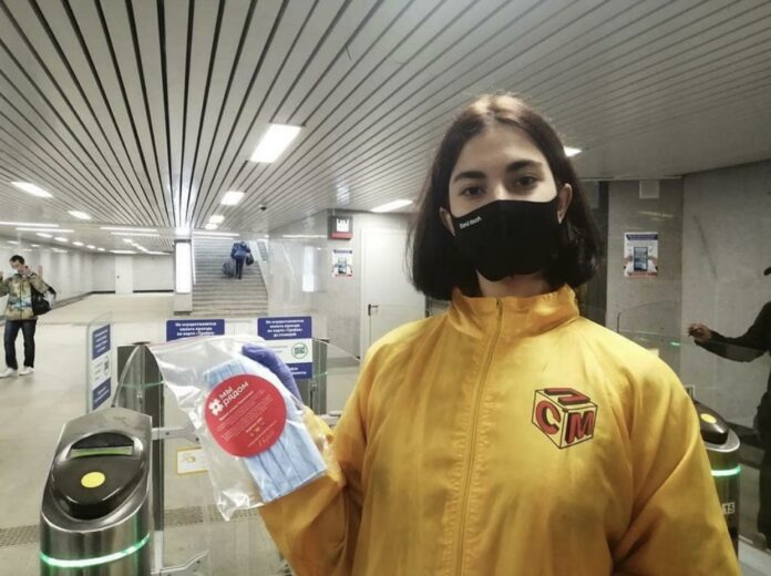 Волонтеры Подольска напоминают всем о необходимости соблюдения масочного режима