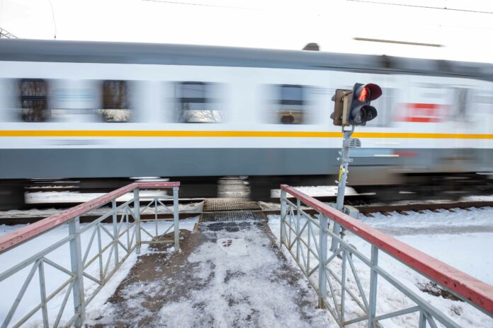 Необходимо соблюдать правила движения на железнодорожных переездах