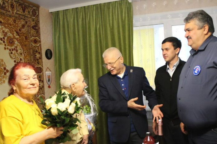 Депутаты поздравили ветерана из Подольска со 100-летним юбилеем