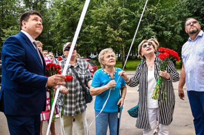 Мемориальную доску Станиславу Зубковскому торжественно открыли на Парадном проезде