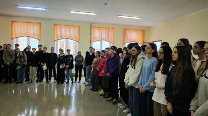 Депутат Горсовета приняла участие в школьной линейке