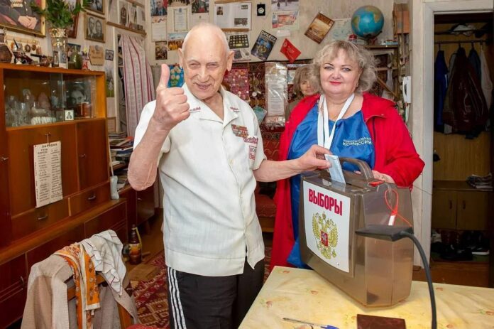 Участник Великой Отечественной войны Николай Герасимов прошёл процедуру волеизъявления на дому