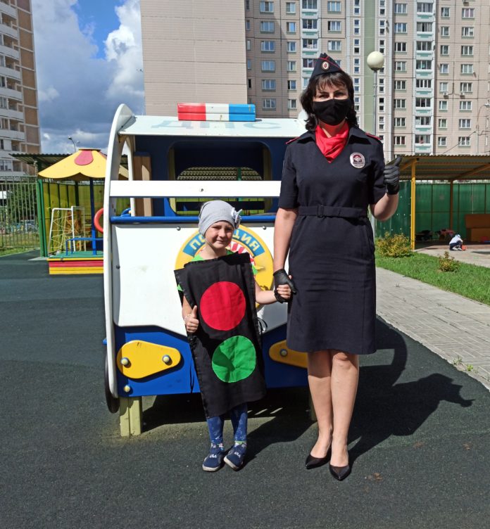 Сотрудники подольской Госавтоинспекции поздравили воспитанников детского сада с Международным днем светофора