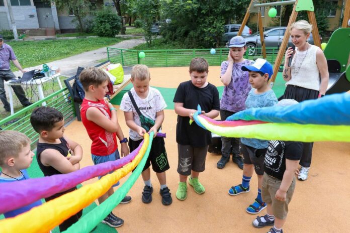 Две обновленные детские площадки открываются в деревне Федюково