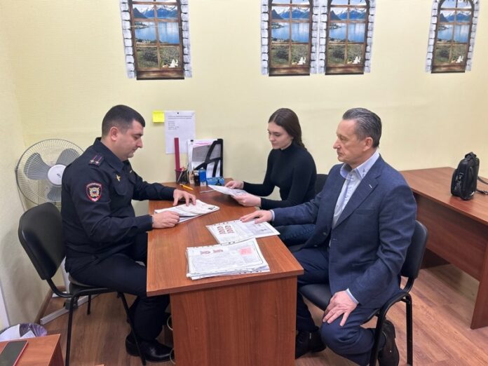 В Подольске председатель Общественного совета при УМВД проверил работу отдела по вопросам миграции