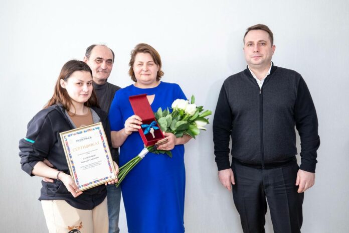 Глава округа Дмитрий Жариков вручил трём подольским семьям ключи от новых квартир на улице...